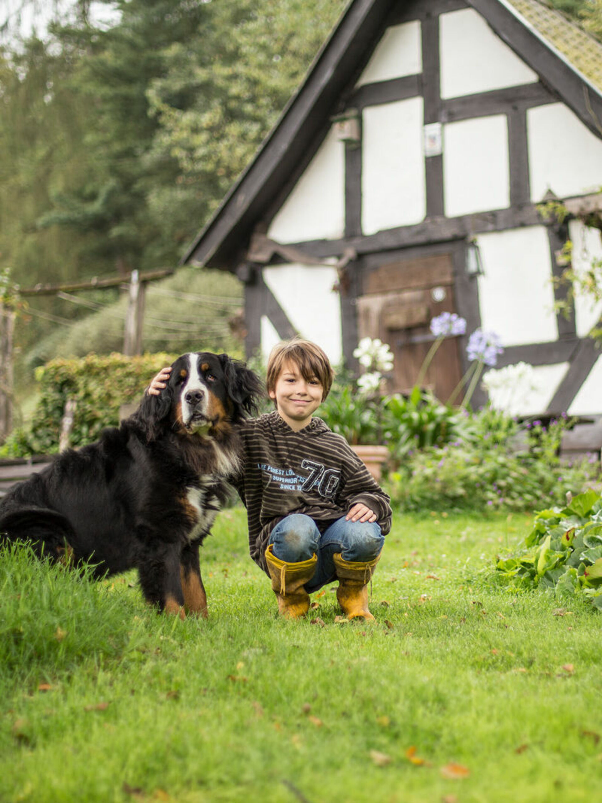 Hund auf dem Ferienhof Richard Kind und Hund auf dem familienfreundlichen Ferienbauernhof Richard in Lennestadt - Grevenbrück.