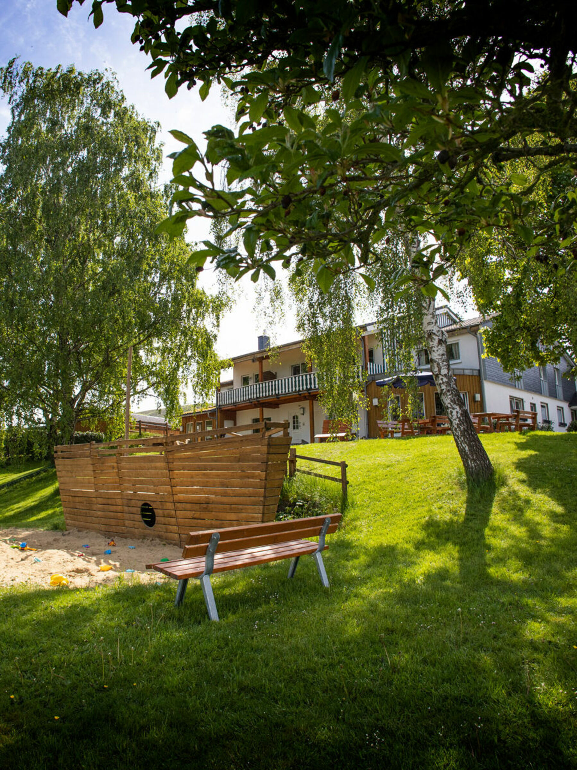 Blick auf den Spielplatz und den Hof 