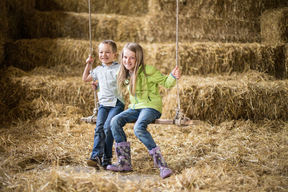Kinder toben auf dem Strohlager des Ferienhofes Zur Hasenkammer im familienfreundlichen Schmallenberger Kinderland.