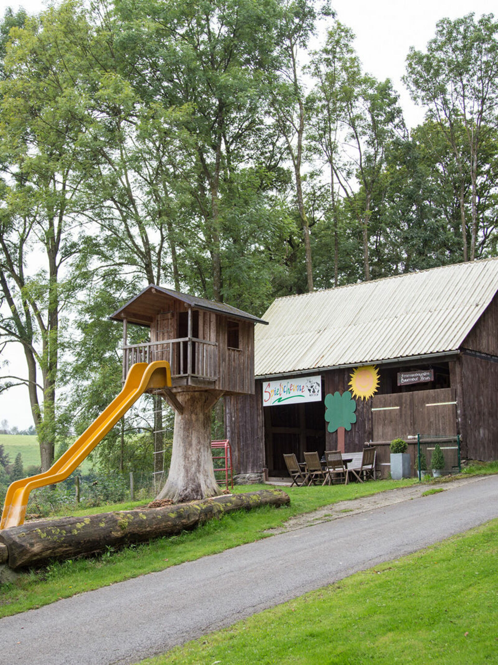 Spielscheune mit Baumhaus und Rutsche auf dem Ferienhof Heuel im familienfreundlichen Schmallenberger Kinderland.