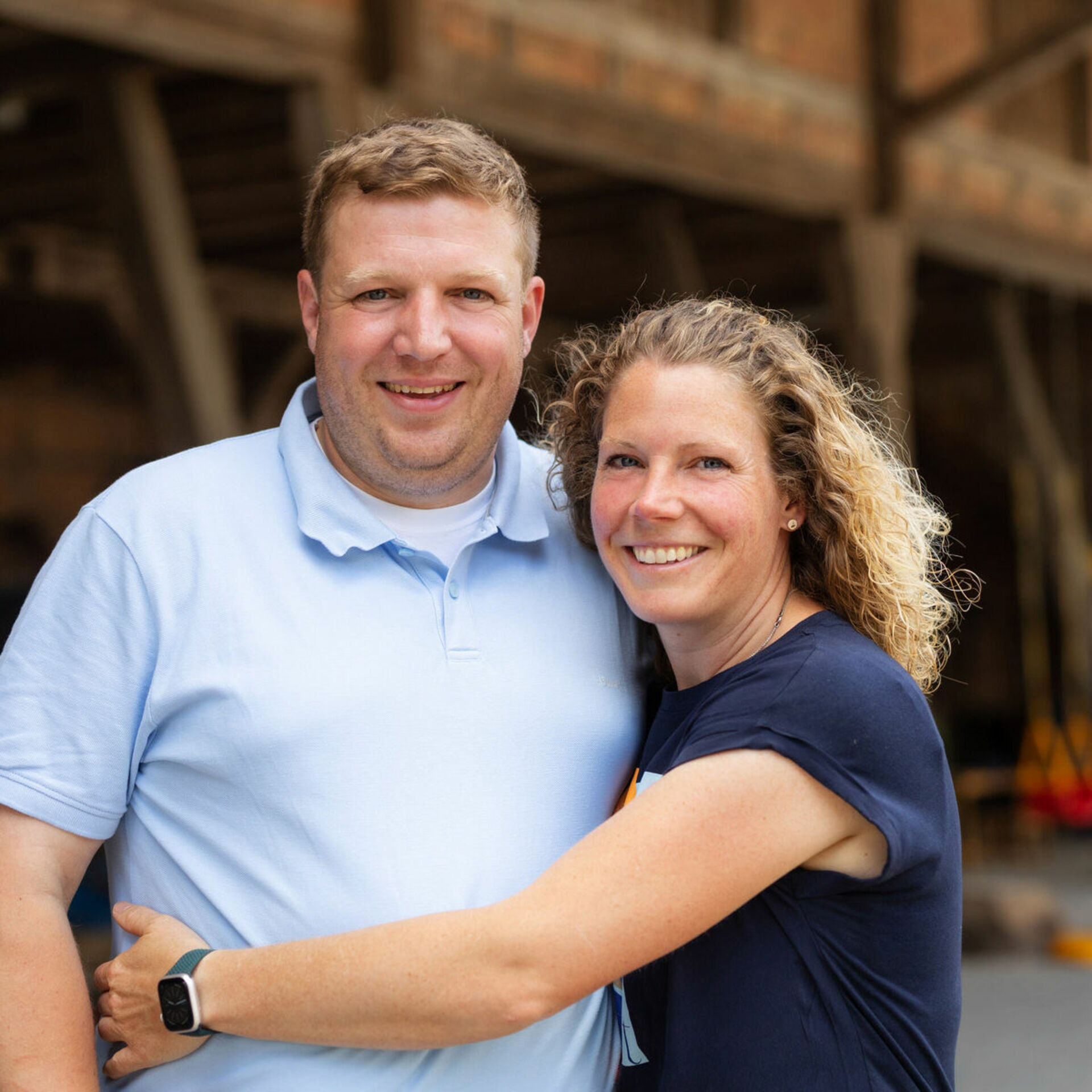 Gastgeber Paar Arm in Arm 