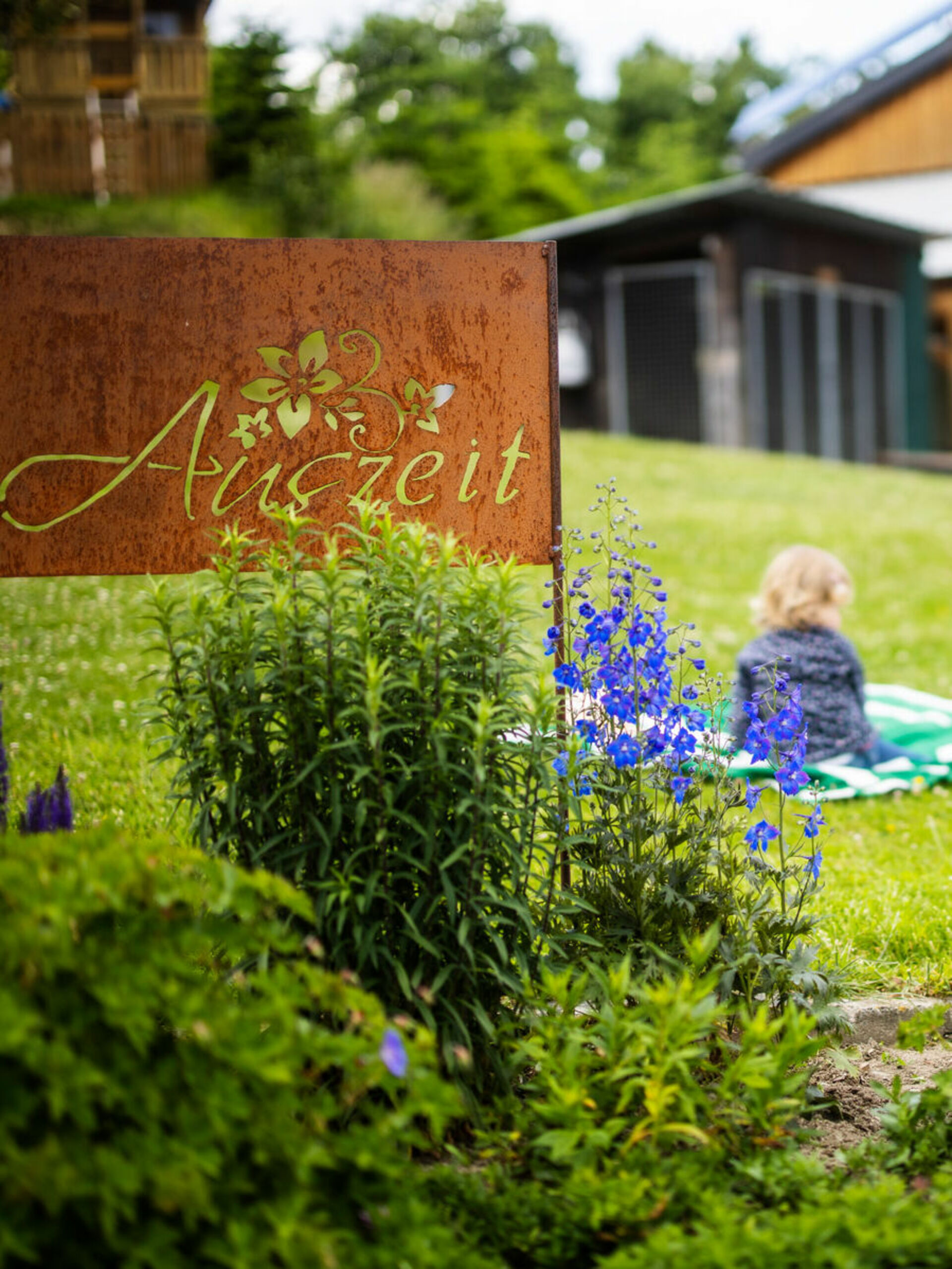 Kinder auf Picknickdecke auf der Wiese 