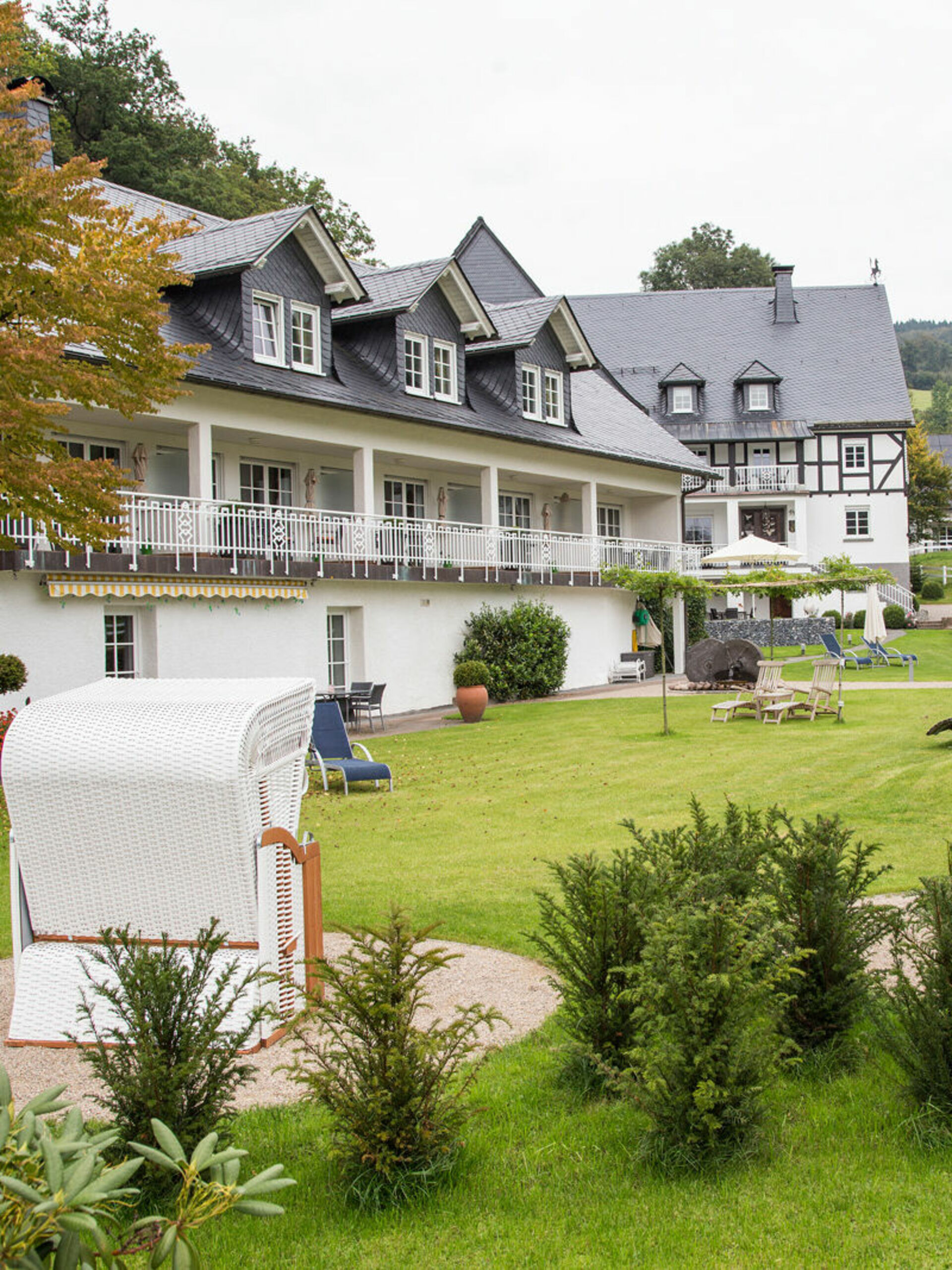 Großzügige Gartenanlage mit Strandkorb und Liegestühlen auf dem Ferienhof Heuel im familienfreundlichen Schmallenberger Kinderland.