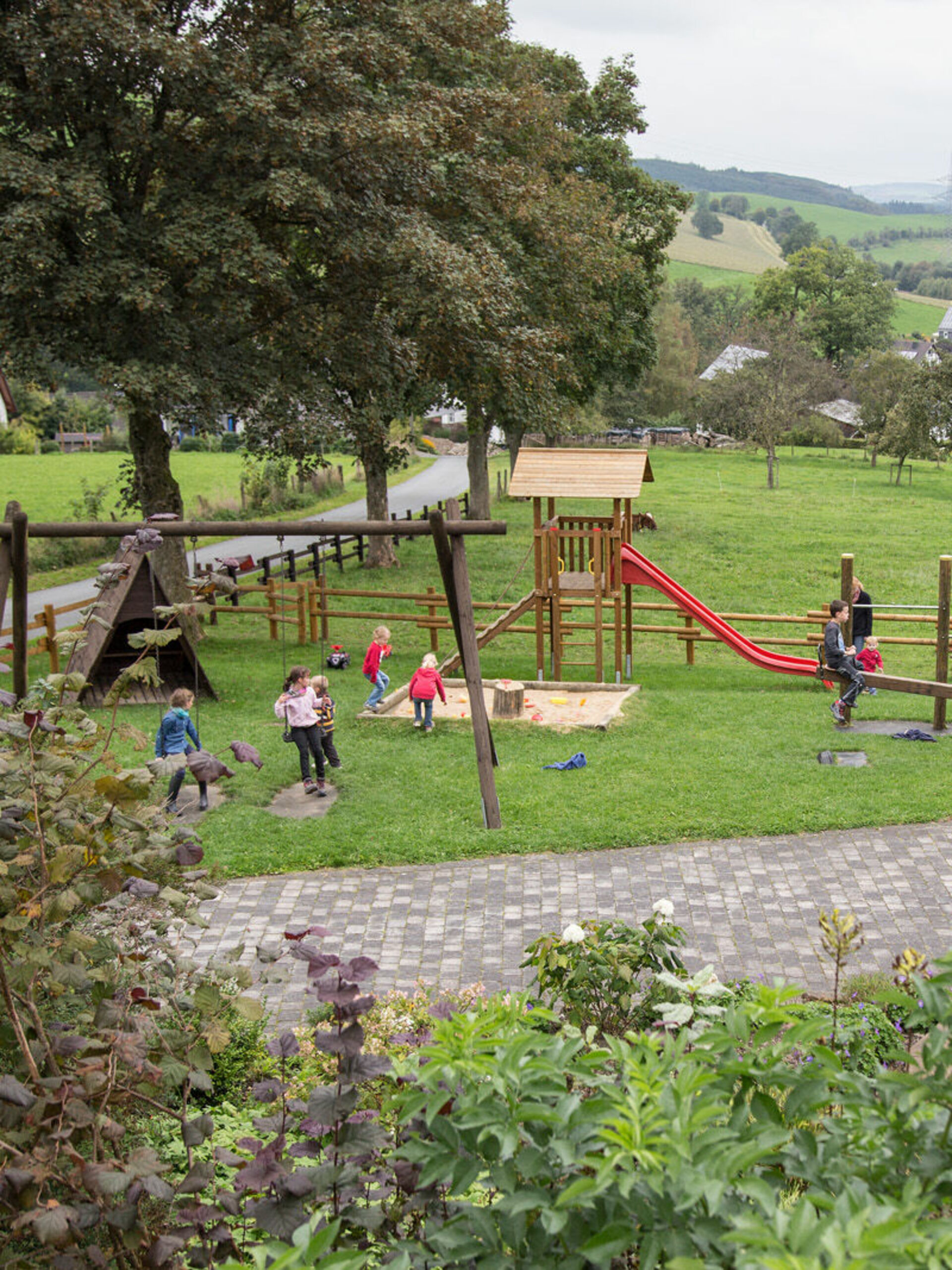Spielplatz und Kuhweide auf dem Ferienbauernhof Gördes im Schmallenberger Kinderland.