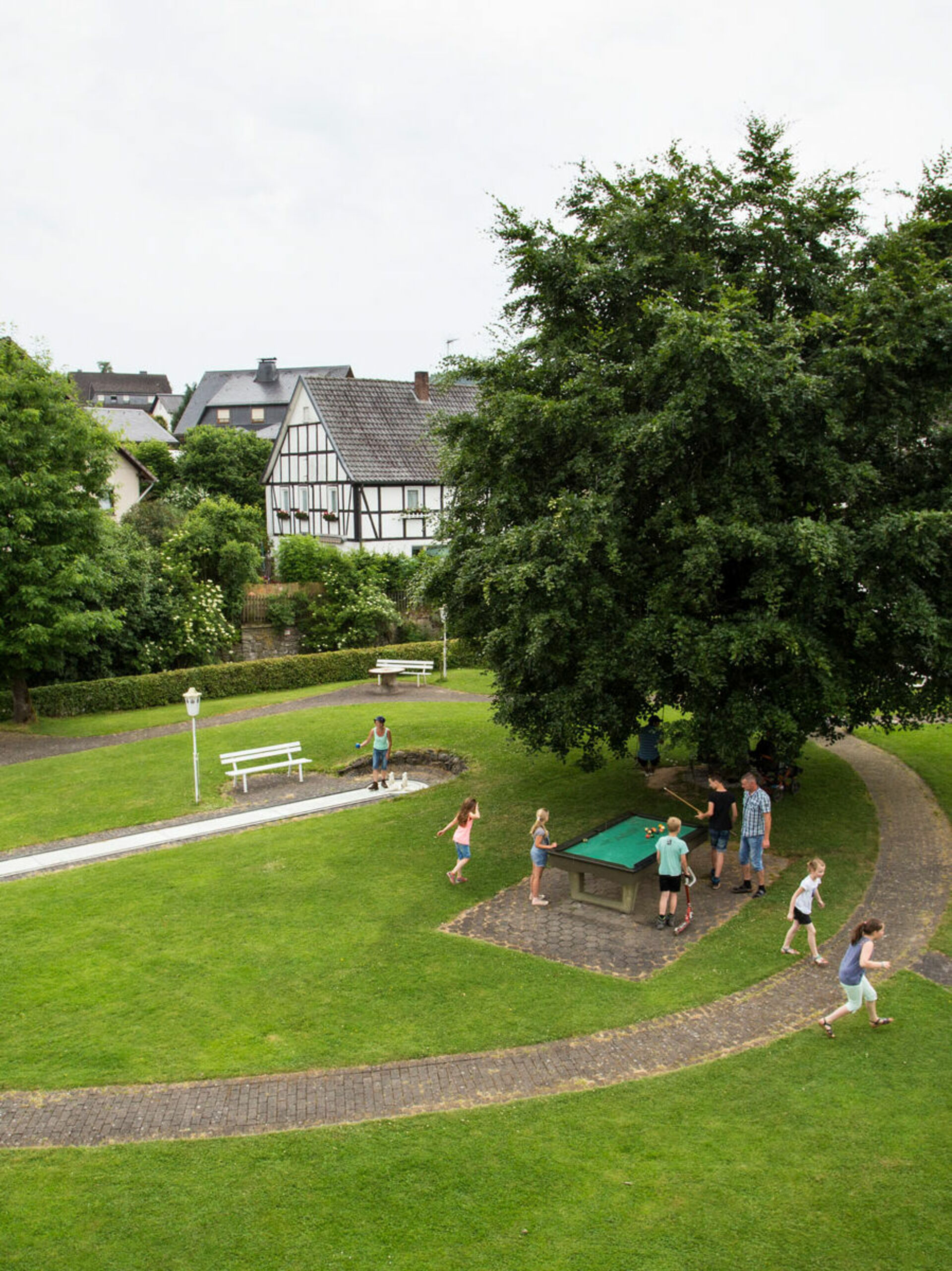 Blcik auf Spielbereich und Hof 