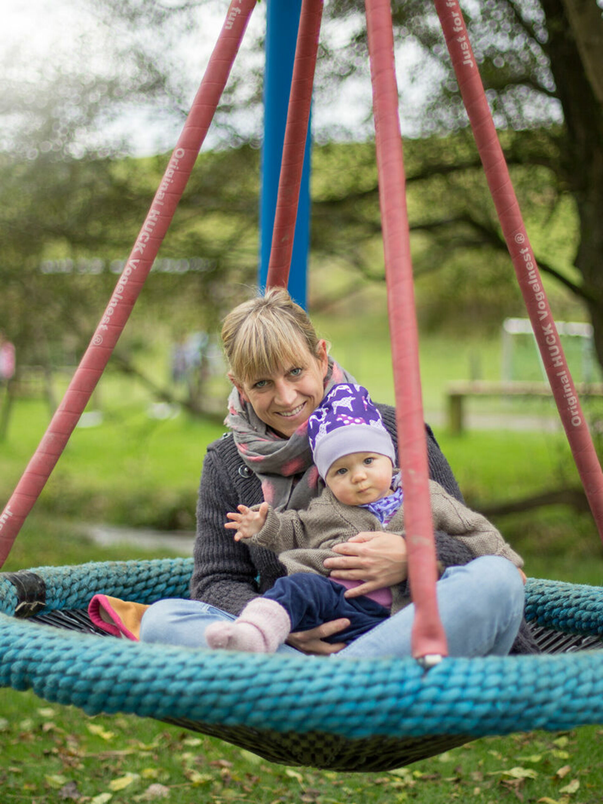 Baby in der Schaukel auf dem Riekeshof im Schmallenberger Kinderland