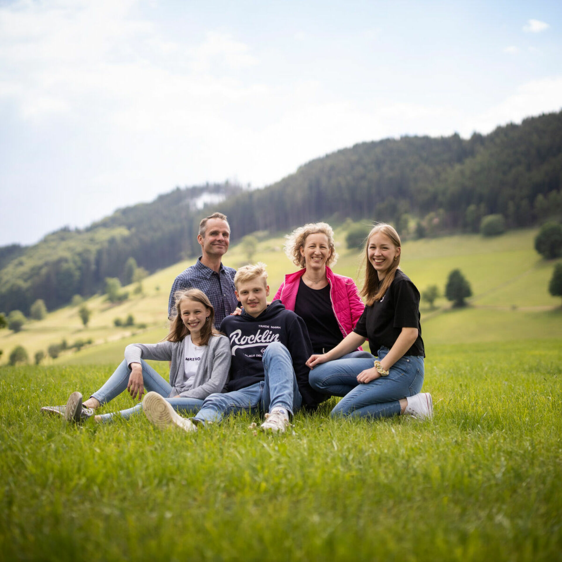 Gastgeberfamilie auf Wiese 