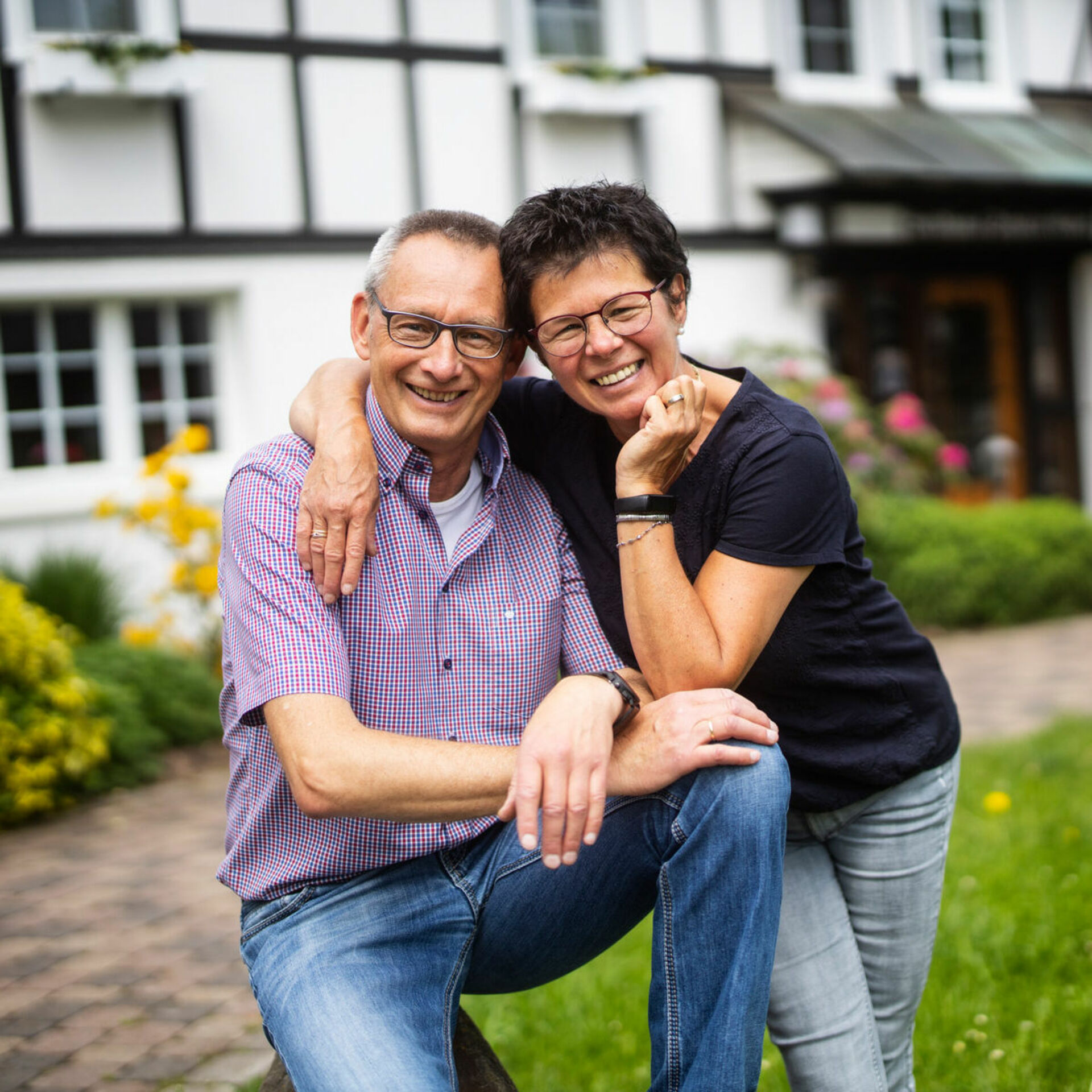 Mann und Frau vor Fachwerkhaus