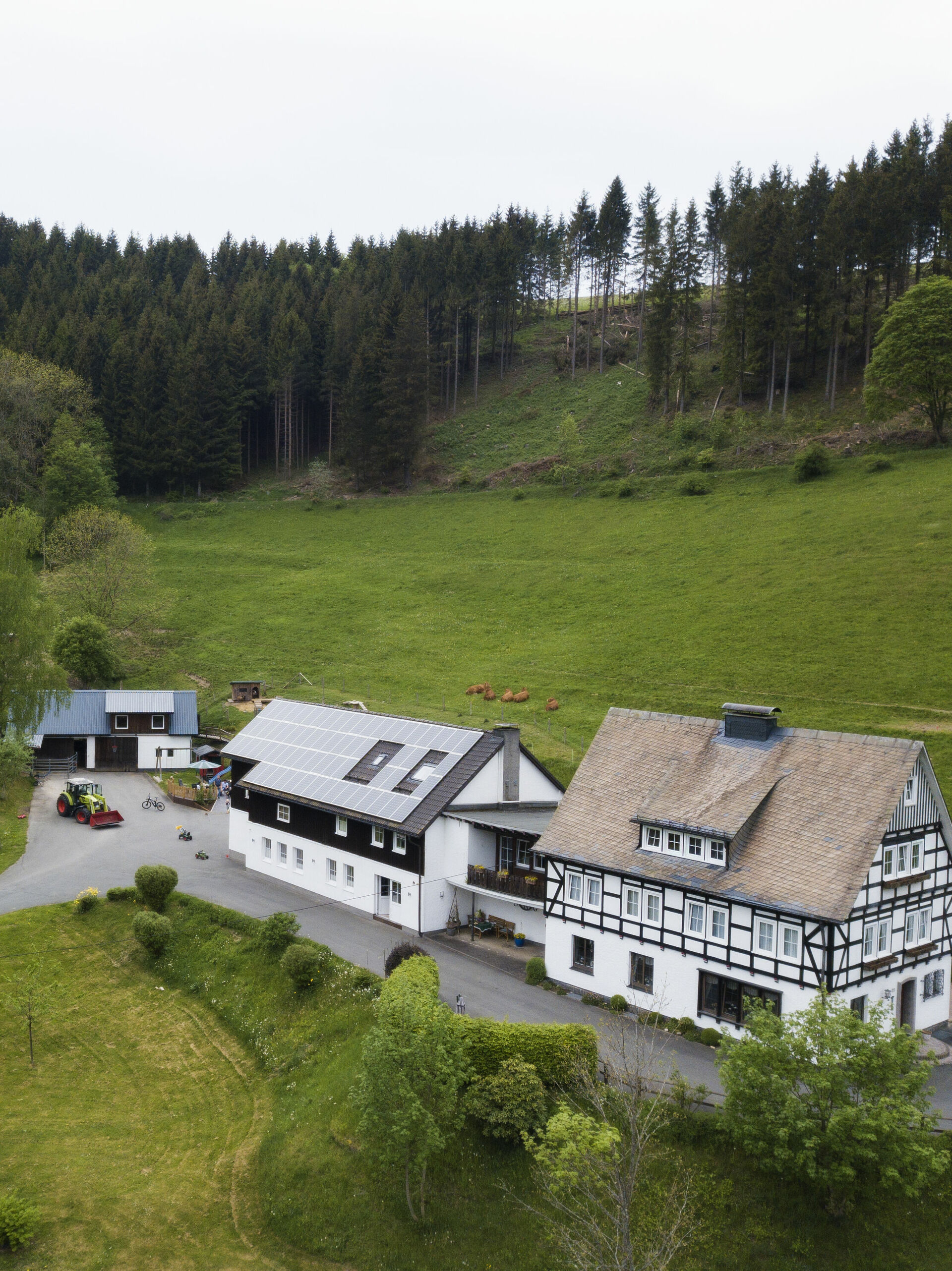 Luftbild mit Blick auf Hof