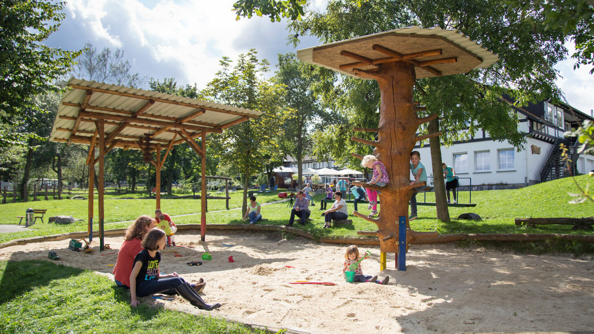 Spielspaß im Riesensandkasten auf dem Kinderlandhof Schulte-Göbel in Schmallenberg-Selkentrop