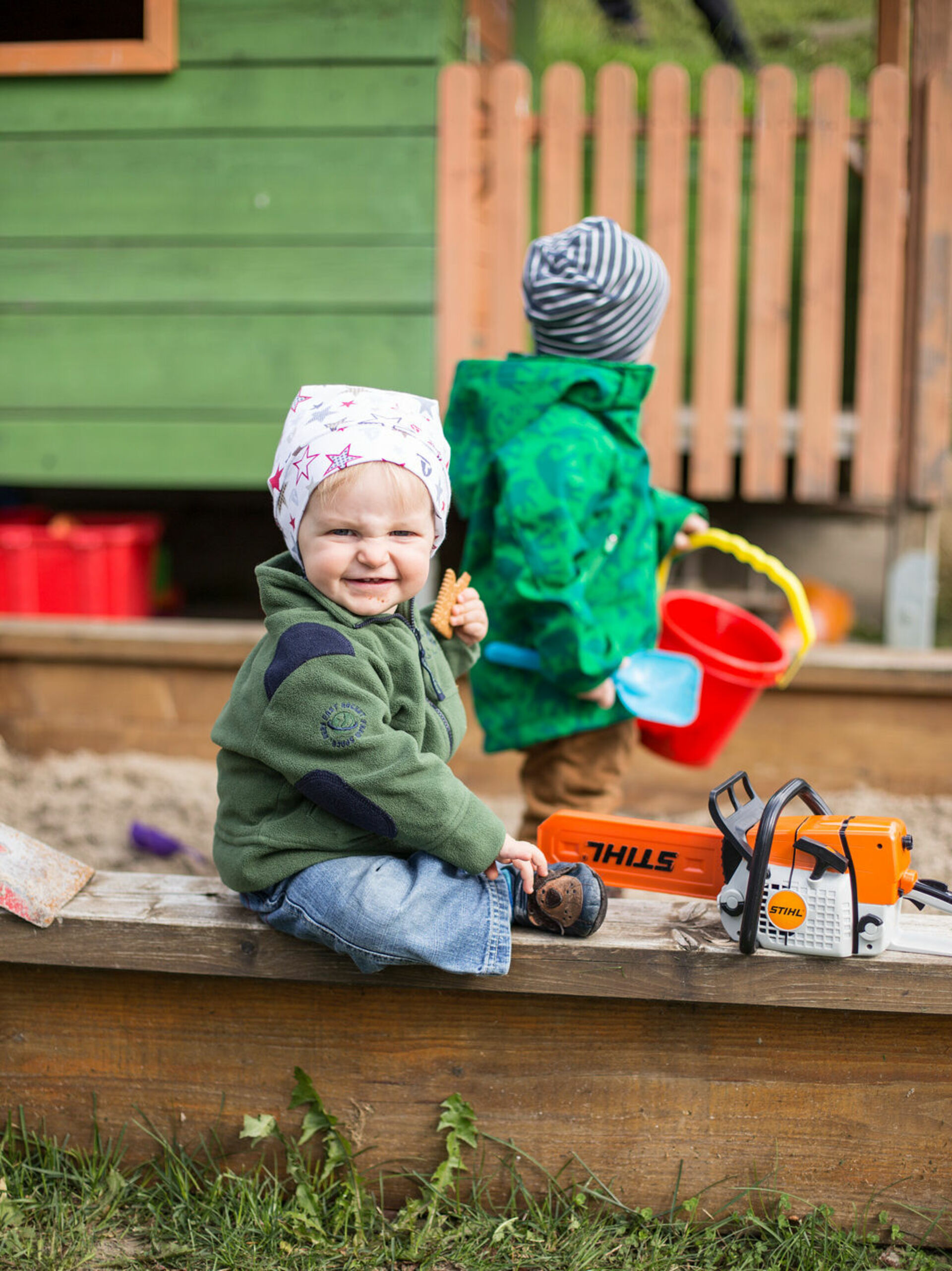 Kinder im Sandkasten auf dem Ferienhof Schütte-Mühle im Schmallenberger Kinderland