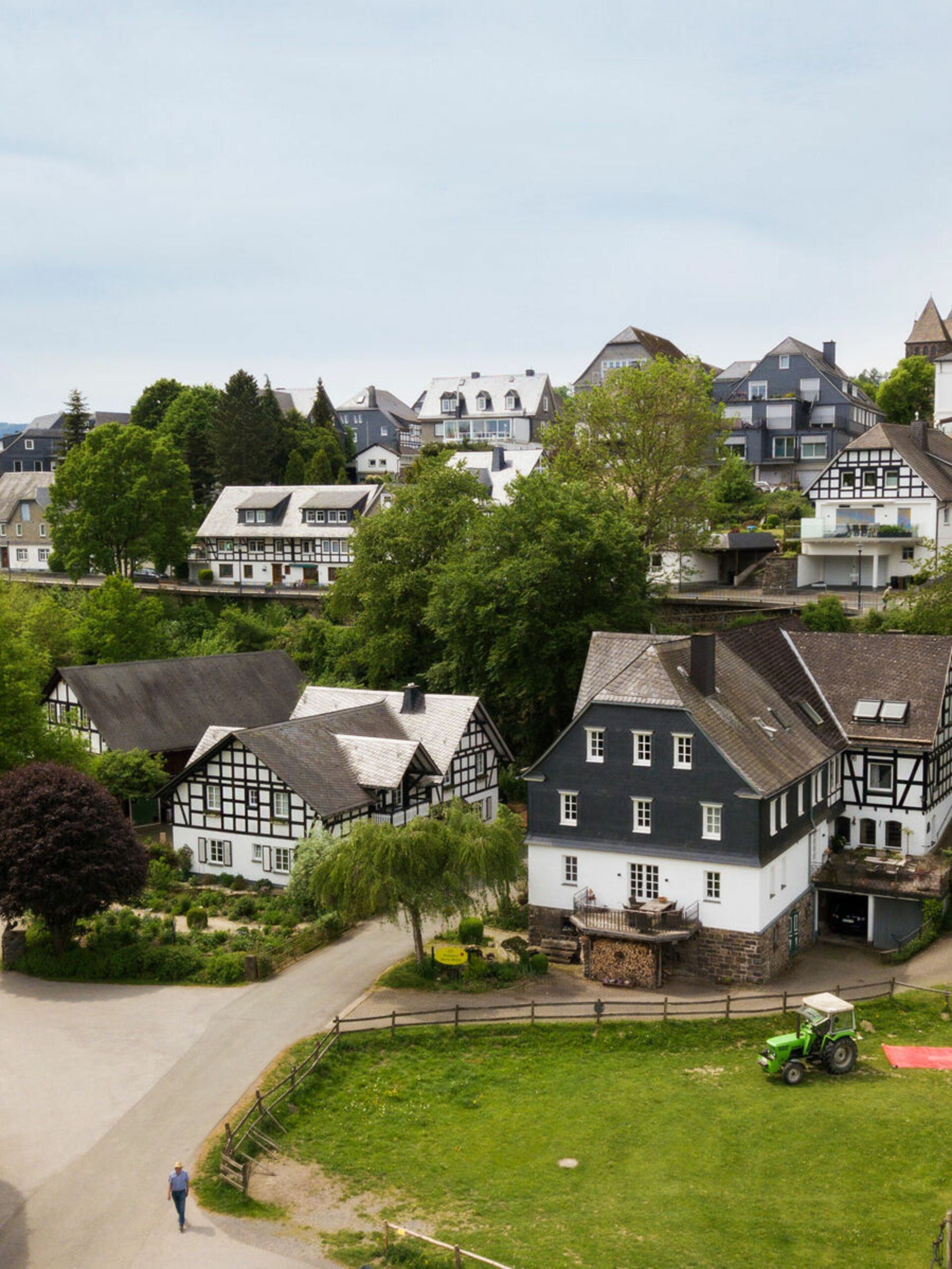 Blick auf Hof und Kernstadt Schmallenberg, Kirchturm Schmallenberg im Hintergrund 