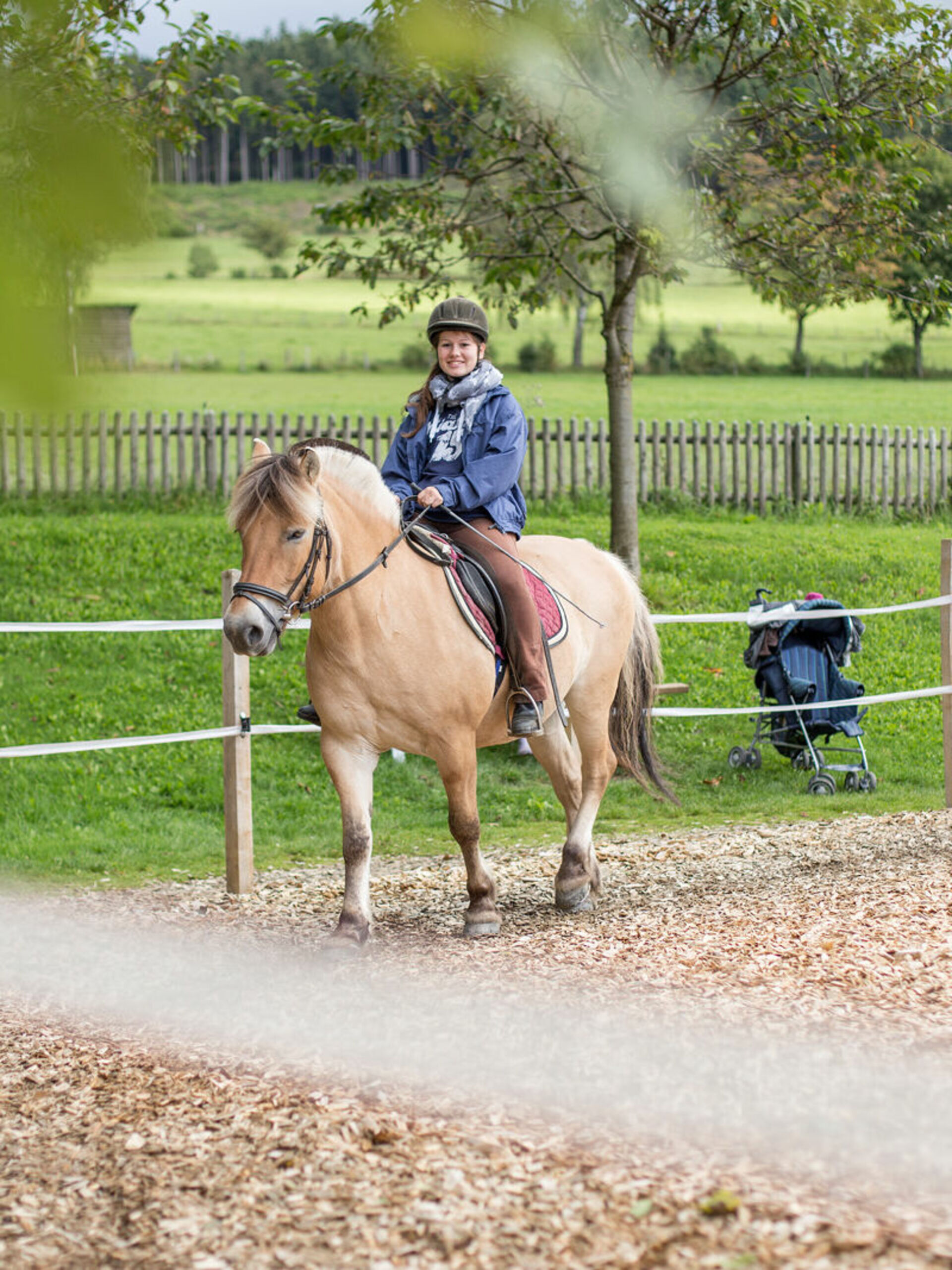 Reiten auf dem Reitplatz auf dem Ferienbauernhof Belke-Spork im Schmallenberger Kinderland.