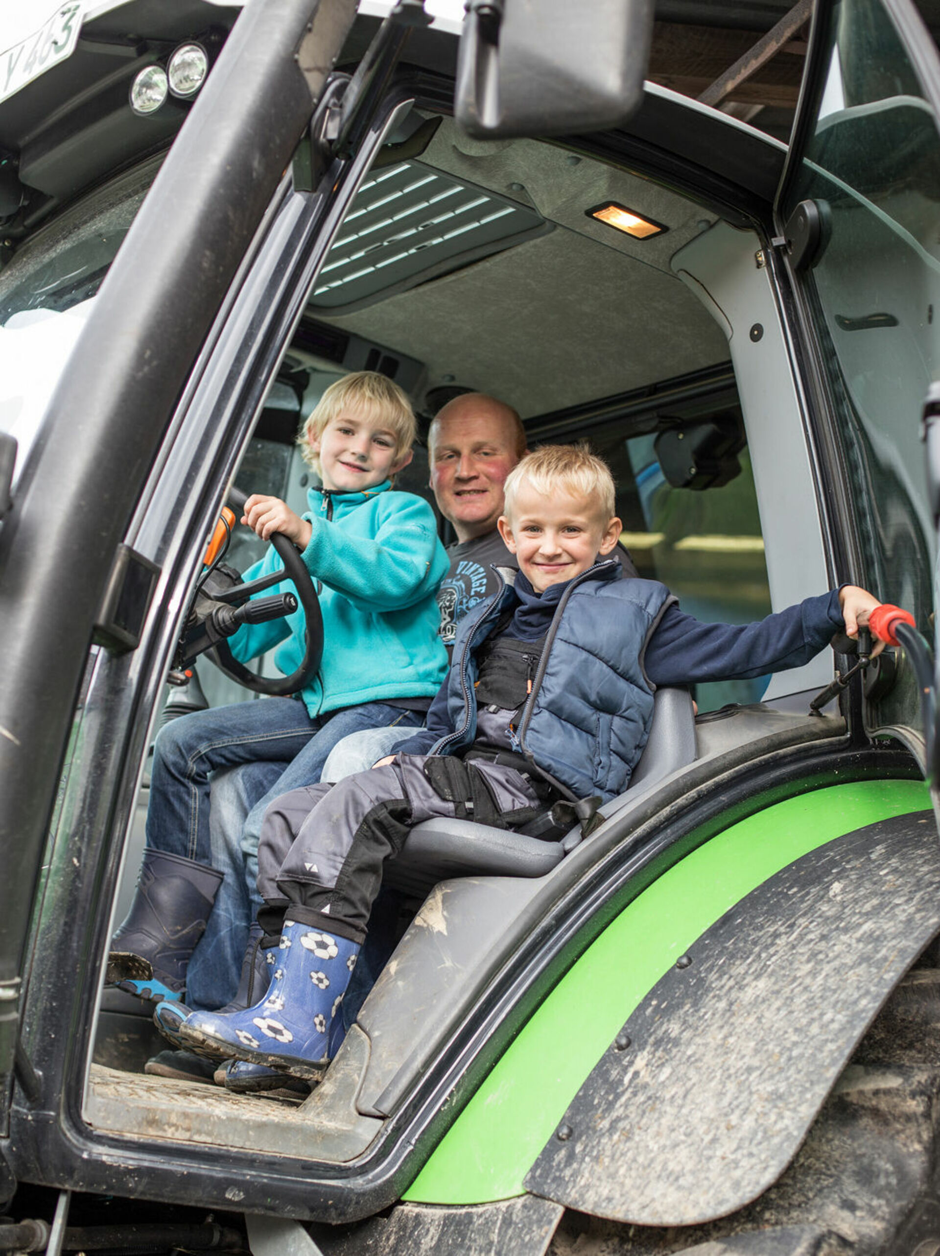 Treckerfahrt durch das Sauerland auf dem Ferienbauernhof Stratmann im baby- und kindgerechten Schmallenberger Kinderland.